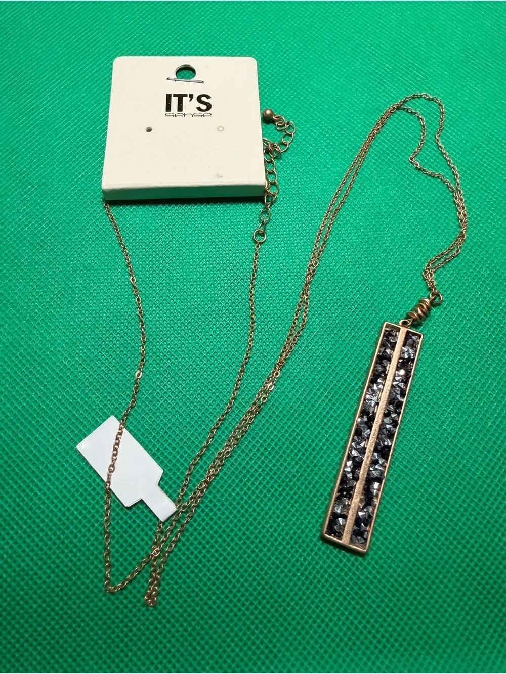 NWT Beautiful long chain necklace with silver rocks  in the pendant